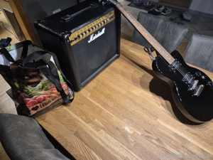 E Gitarre mit Verstärker und 10 übungs und lernbücher und CD 's Bild 2