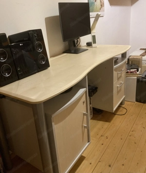 Schreibtisch - robust, gut erhalten 