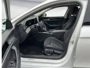 Volkswagen Passat Elegance 2.0 TDI 150 PS EZ 05.2  km Werksgarantie bis Mai 2026 Bild 2