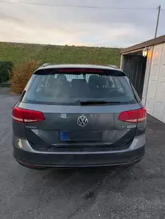 VW Passat Variant 1.6 TDI Trendline Kombi Bild 4