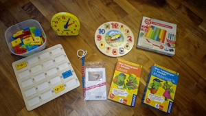 Lernspiele Rechenspiele gelbe Lernuhr mit mitdrehenden Zeigern, Puzzleuhr, Rechenkette