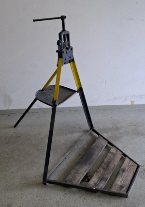 Dreibein Schraubstock abzugeben