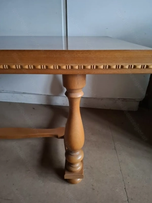 Gediegener Couchtisch im Landhausstil,  Vollholz Bild 2