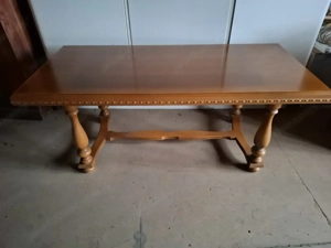 Gediegener Couchtisch im Landhausstil,  Vollholz Bild 3