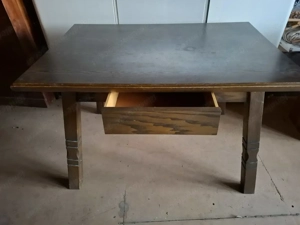 Stabiler Esstisch mit Schublade  Bild 3