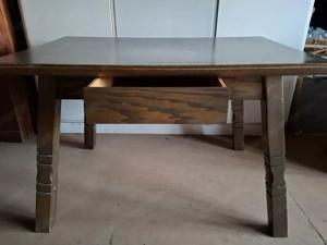 Stabiler Esstisch mit Schublade  Bild 2