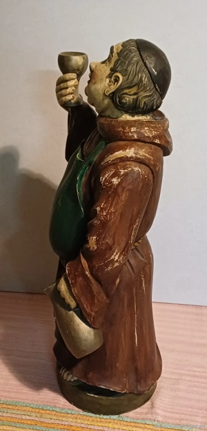 Mönch mit Krug und Weinglas Bild 4