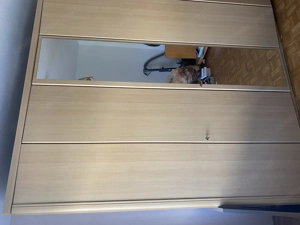 verschiedene Kleiderschränke Bild 3