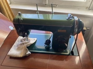 Alte Nähmaschine aus den ca. 60gern Bild 3