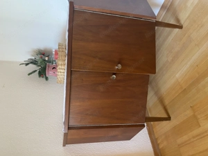 süße Eckkommode im dunklen Holzlook