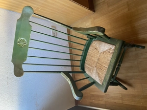 Schöner antiker Holzschauekstuhl Bild 3