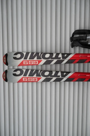 Atomic-Schi (180 cm) und Atomic-Schistöcke (130 cm)