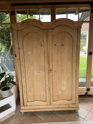 Alter Holzschrank Bild 3