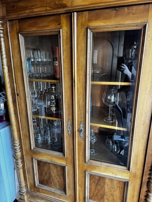 Alter Holzschrank mit Glastüren