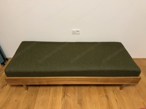 Einzelbett mit Holzrahmen