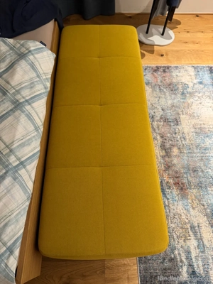 Gelbe Polsterbank