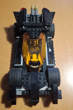 Lego Super Heroes Batmobil mit Batman Bild 2