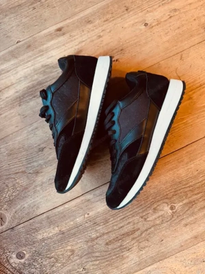 Sneakers für Damen der Marke Hugo Boss Bild 2