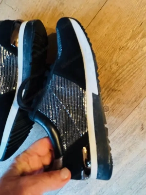 Sneakers für Damen der Marke Michael Kors Bild 3