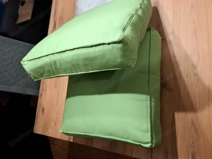 2 Sitzkissen mit grüner Hülle