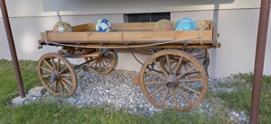 Leiterwagen mit Plattfederung und Deichsel. Ideal als Präsentier- und Verkaufsfläche! 