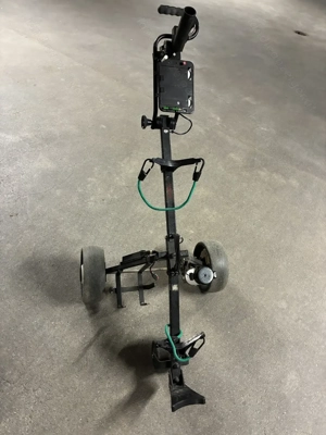 Golftrolly mit Motor   einfach, robust, aber gut zu handhaben