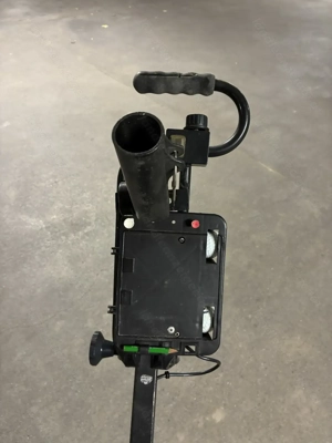 Golftrolly mit Motor   einfach, robust, aber gut zu handhaben Bild 2