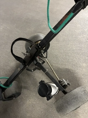 Golftrolly mit Motor   einfach, robust, aber gut zu handhaben Bild 3