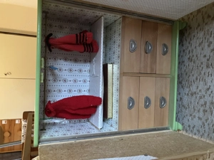 Puppenkleiderkasten und Puppenbett zu verschenken