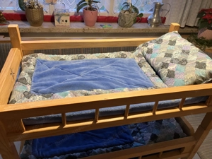 Puppenkleiderkasten und Puppenbett zu verschenken Bild 3