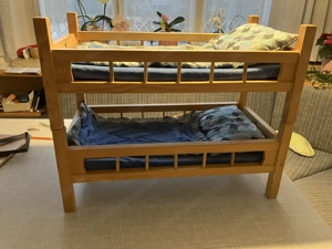 Puppenkleiderkasten und Puppenbett zu verschenken Bild 4