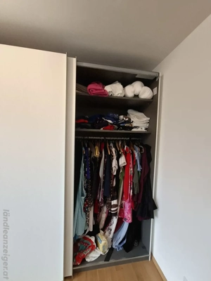 Kleiderschrank Bild 4