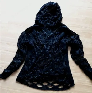 schwarzer 2-lagiger Lochpullover Gr. 40 mit Kapuze Bild 4