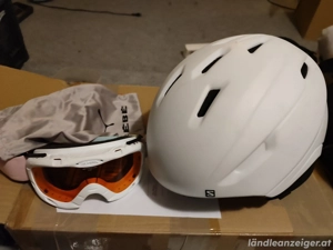 Skihelm und Brille