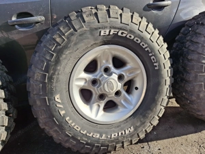 Land Rover Defender, Offroadreifen  Bild 3