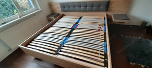 Doppelbett mit 2x Lattenrost + integrierten Nachtkästchen Bild 2