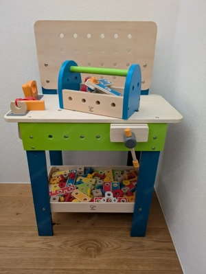 Stabile Werkbank für Kinder von Hape aus Holz Bild 2