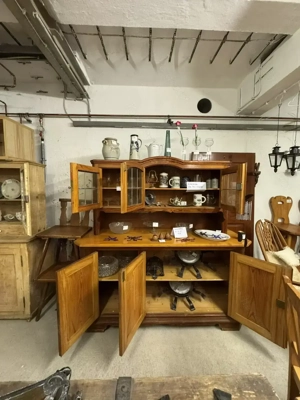 Buffetschrank antik mit bleiverglasten Obertüren  Bild 3