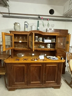Buffetschrank antik mit bleiverglasten Obertüren  Bild 2