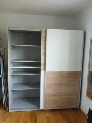 Moderner Kleiderschrank mit Schiebetüren - guter Zustand Bild 2