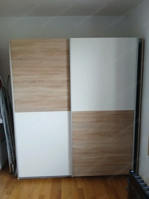 Moderner Kleiderschrank mit Schiebetüren - guter Zustand
