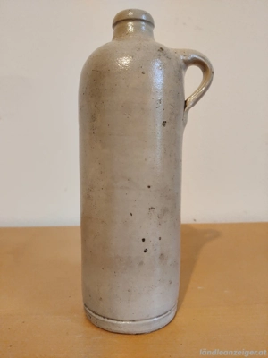 Antike Steingutflasche mit Henkel