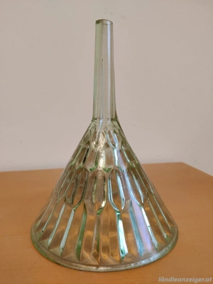Antiker gerippter Glas-Trichter