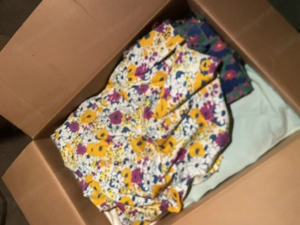 Eine Kiste voll mit Stoffen  Bild 3