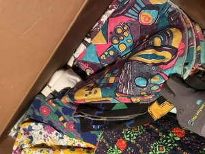 Eine Kiste voll mit Stoffen  Bild 4