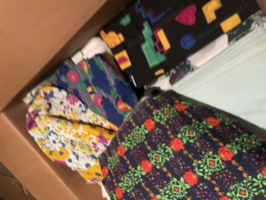 Eine Kiste voll mit Stoffen  Bild 2