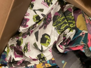 Eine Kiste voll mit Stoffen  Bild 5