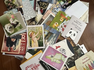 Büroutensilien und Postkarten zu verschenken 