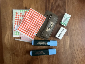 Büroutensilien und Postkarten zu verschenken  Bild 2