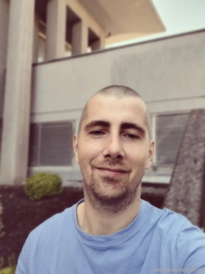 Devoter Mann sucht dominante Frau mit Strap-On